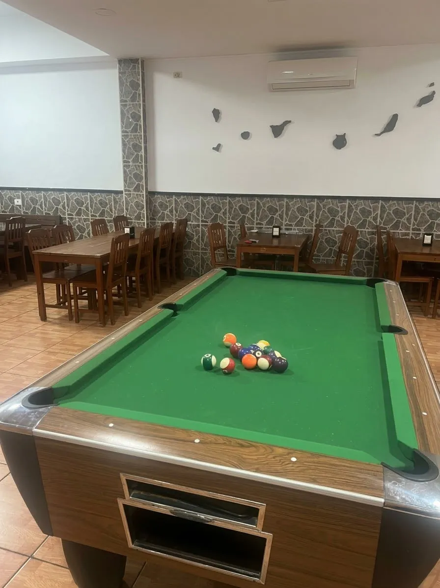 Salón de Las Mesas con la mesa de billar y el mapa de las islas Canarias en la pared