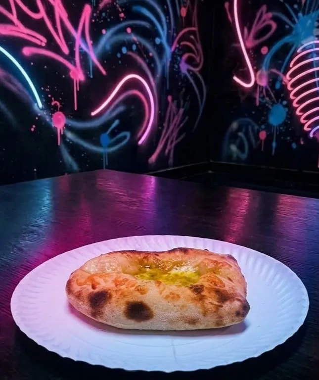 Pan de pizza recién horneado con aceite de oliva