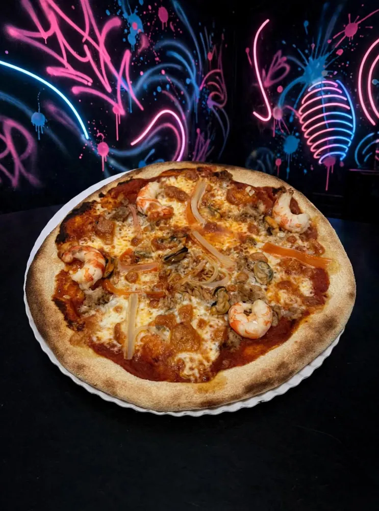 Pizza de mariscos con langostinos, mejillones y palitos de cangrejo
